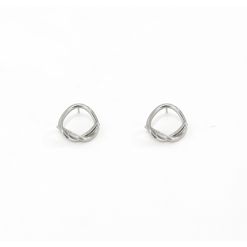 Women's Simple And Versatile Classic Knot Stud Earrings