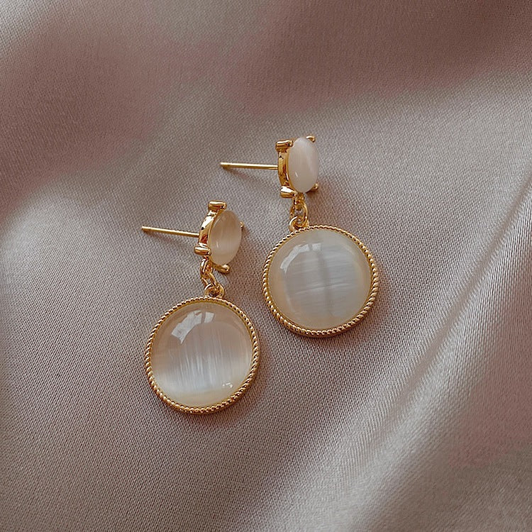 Hepburn-like oval earrings