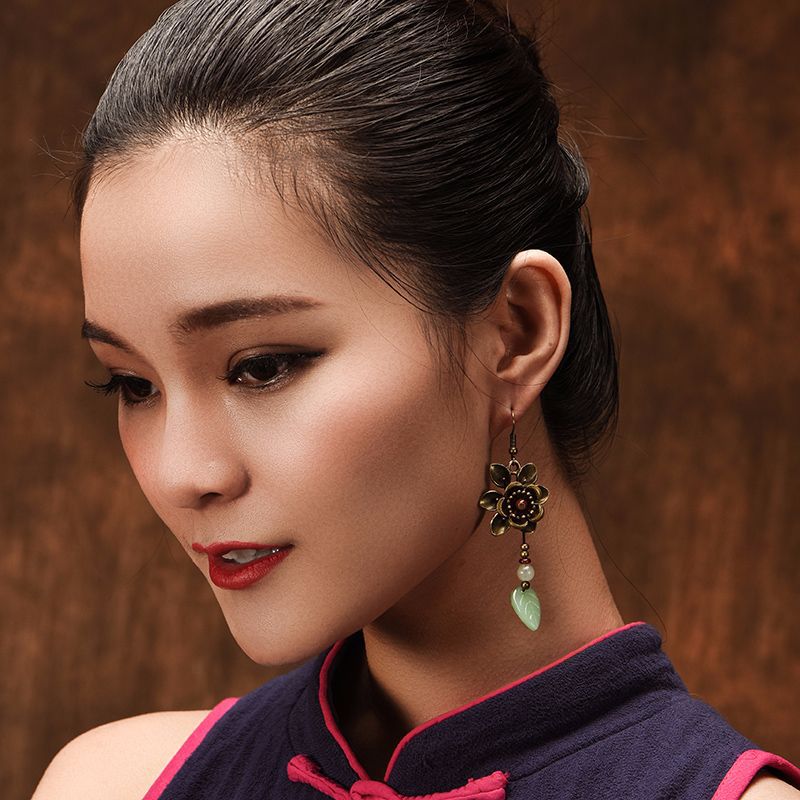 Classical temperament long earrings