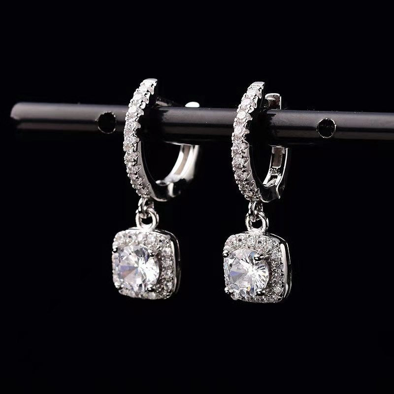 18k White Gold Stud Earrings 50 Minutes Ears