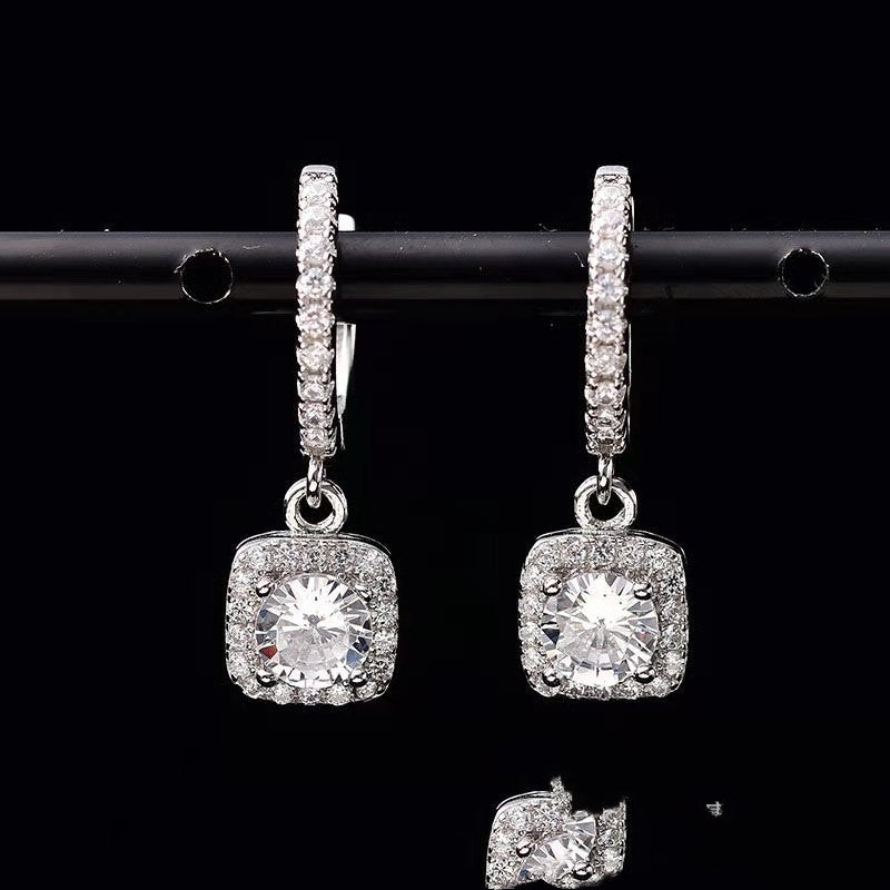 18k White Gold Stud Earrings 50 Minutes Ears