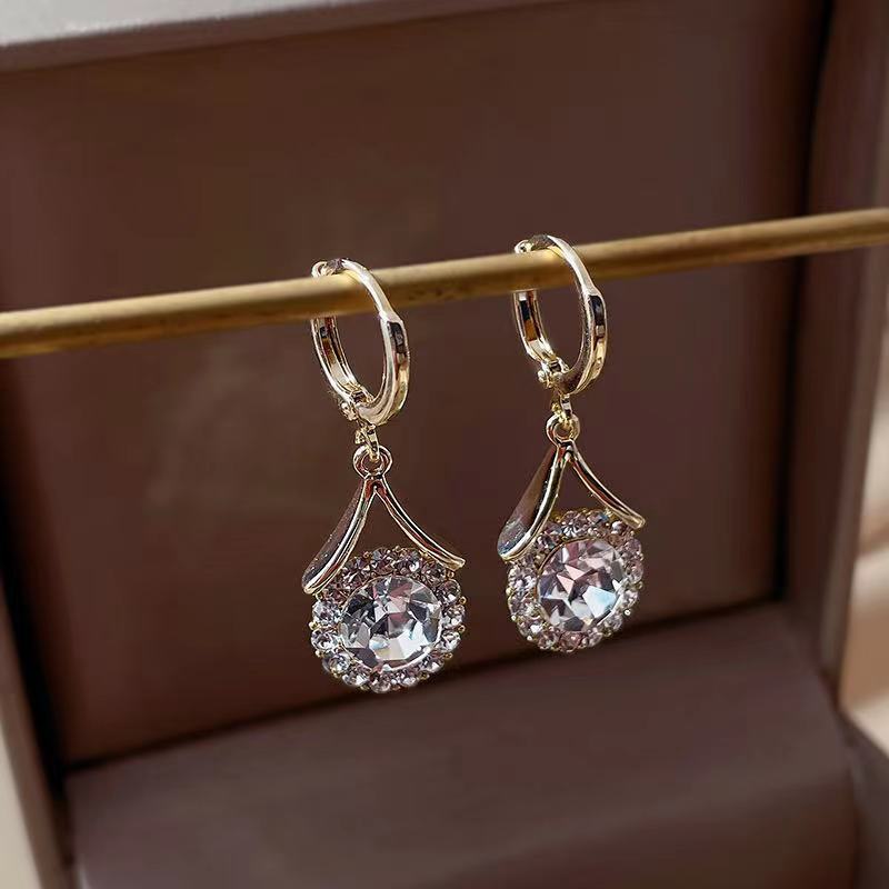 Fashion Claw Chain Full Diamond Exaggerated Earrings Silver Pin